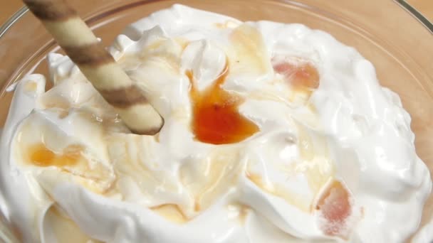 Dessert whipped cream pada stik wafel. Lambat gerak, menutup — Stok Video