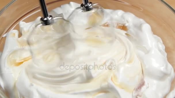 Mixer whip cream with syrup or liquid honey, slow motion — Stock Video