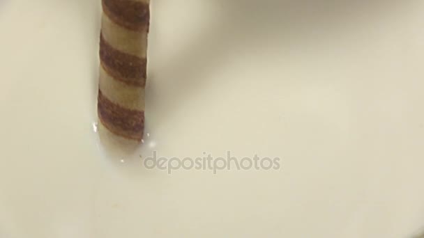 Waffle stick mescola il latte al rallentatore. Close up tiro — Video Stock