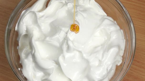 Siroop gegoten slagroom dik wit. Slowmotion, bovenaanzicht — Stockvideo