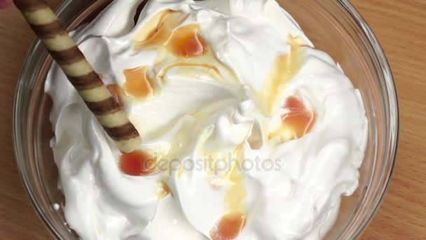 Kija wafla zyskuje deser z bitą śmietaną, w zwolnionym tempie — Wideo stockowe