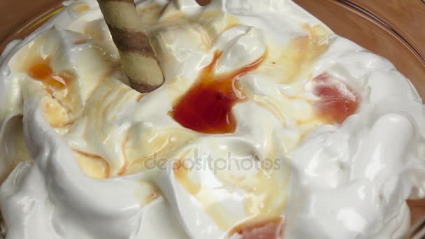 Dessert crème fouettée sur bâton de gaufre au ralenti, gros plan — Video