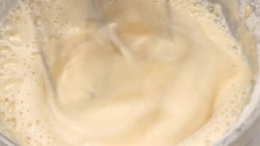 Un, yumurta ve baharat içine hamur karıştırıcı çırpıcı, yakın çekim