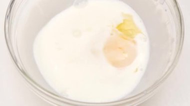 Yumurta cam kase süt ile eklenir. Yakın çekim