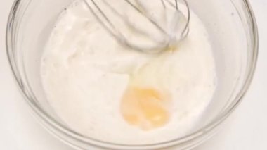 Cam plaka, closeup çırpma teli ile karıştırın malzemeyi omlet için