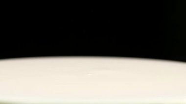 Su yüzüne çıkmaya süt falls bırak. Süper tatlı. Ağır çekim