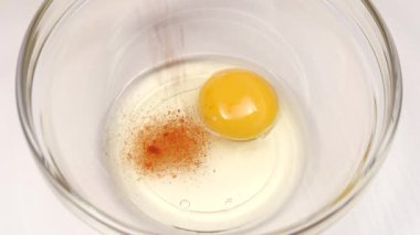 Kırmızı biber yumurta ile plaka eklenir. Ağır çekim