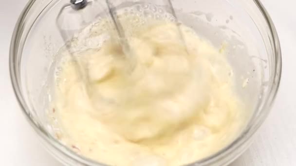 Перемешать тесто в стеклянной тарелке в медленном темпе — стоковое видео