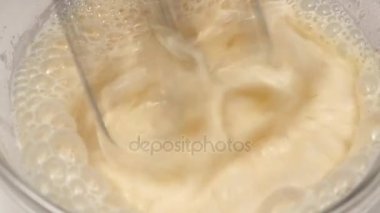 Unu hamur cirpilmis Mikser, closeup için ekleyin. Ağır çekim