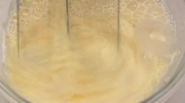 Bir elektrikli karıştırıcı ağır çekimde, closeup ile hamur kırbaçlanan