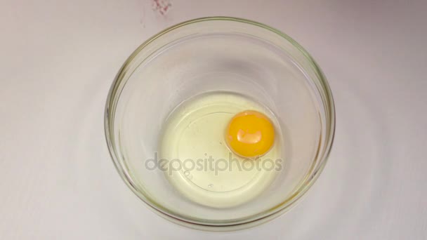 El pimiento rojo se agrega al tazón con huevo, cámara lenta — Vídeo de stock