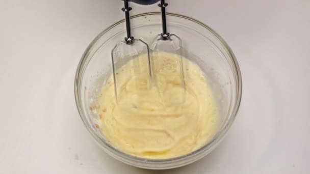 Misturando leite com ovo e farinha usando misturador, câmera lenta — Vídeo de Stock