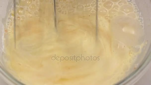 Fouetter la pâte avec un mélangeur électrique au ralenti, gros plan — Video