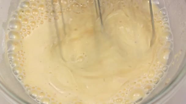 Farine ajouter à la pâte fouettée mélangeur, au ralenti. Gros plan — Video