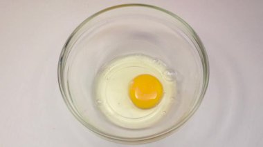 Biraz acı biber yumurta için eklendi. Ağır çekim