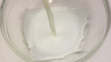 Süt cam kase dökülür. Süper tatlı, ağır çekim