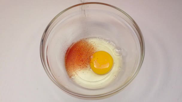 Baharat yanan yüzey yumurta bir kapta üzerine yayılır. Ağır çekim — Stok video