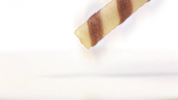 Waffle stick agita la leche blanca en cámara lenta. Super primer plano — Vídeos de Stock