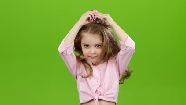 Hajcsavarók a fején, gyermek hajcsavarók eltávolítja. Green Screen — Stock videók