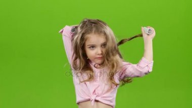 Curlers başını kaldırır curlers çocuk. Yeşil ekran