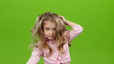 Curlers kafasında, çocukla curlers kaldırır. Yeşil ekran. Zaman sukut