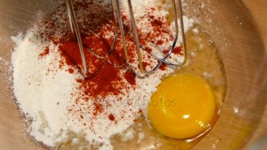 Elektrikli karıştırıcı Çırpma yumurta, baharat ve un ağır çekimde