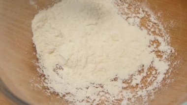 Buğday unu yavaş cam levha içine dökülür