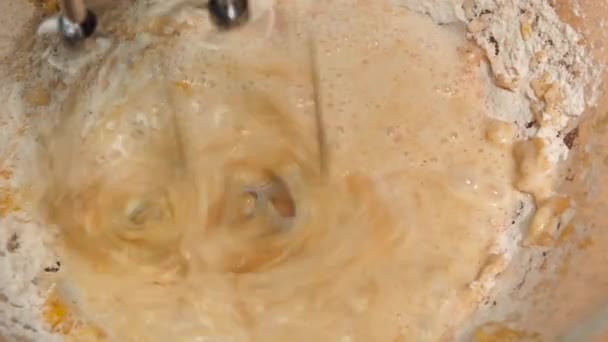 Electric mixer whisk thick dough from ingredients. Slow motion, closeup — Stock Video