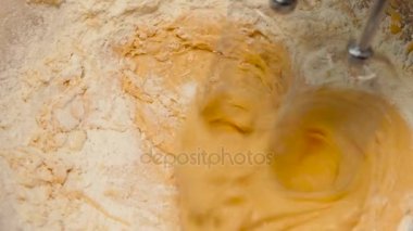 Yavaş, üstten görünüm elektrikli karıştırıcı ile yenerek hamur