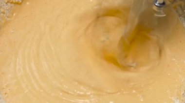 Kek hamuru elektrikli karıştırıcı ile hazırlanması. Portre, ağır çekim