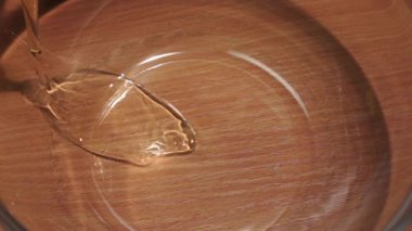 Bir tavuk yumurta kasenin içine bozuldu. Ağır çekim, portre