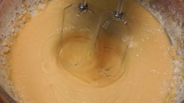 Elektrikli karıştırıcı ile taze hamur hazırlanması. Portre, ağır çekim