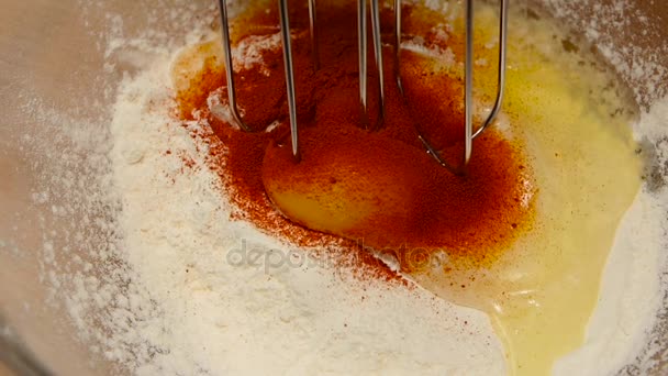 Mélangeur électrique fouetter les ingrédients pour la pâte. Mouvement lent, gros plan 