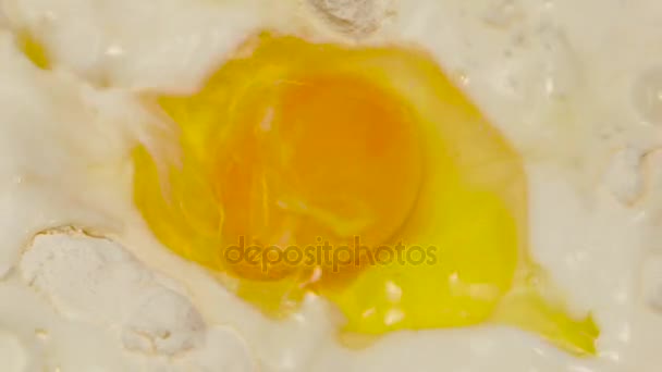 El huevo cae en harina con leche en cámara lenta, primer plano — Vídeo de stock