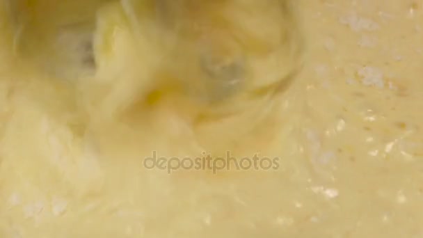 Closeup αναμιγνύοντας το αλεύρι με αυγό ηλεκτρικό μίξερ, αργή κίνηση — Αρχείο Βίντεο