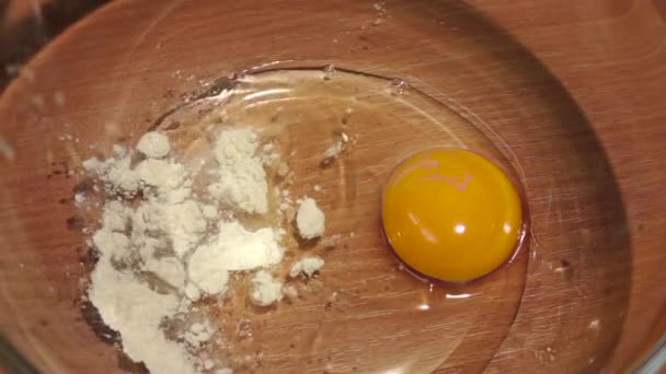 小麦面粉添加到板的蛋黄。慢动作特写 — 图库视频影像