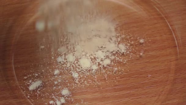 小麦粉は、ガラス皿、スローモーションに滝です。クローズ アップ — ストック動画