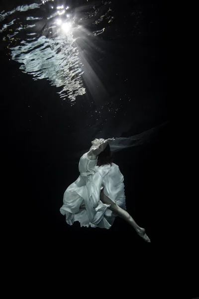 En ung ballerina dansar under vattnet — Stockfoto