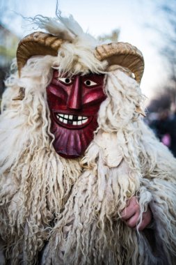 Maskeli cenaze karnavalında kimliği belirsiz adam kış