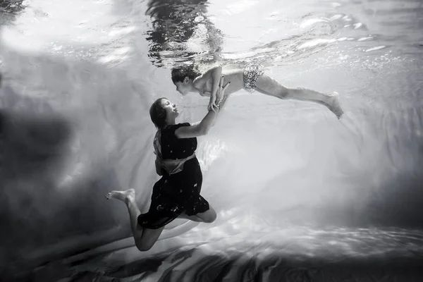 Вагітна жінка позує з олджерсоном позує під водою — стокове фото