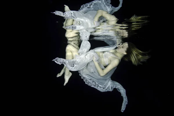 Zwangere vrouw onderwater zwemmen — Stockfoto