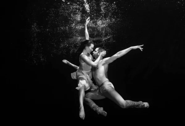 Jong koppel van balletdansers dansen onderwater — Stockfoto