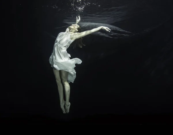 A young ballerina is dancing underwater — Stock Photo, Image