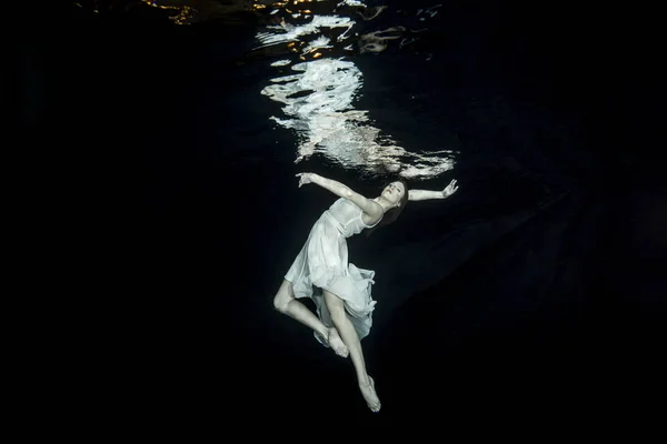 Молода балерина танцює під водою — стокове фото