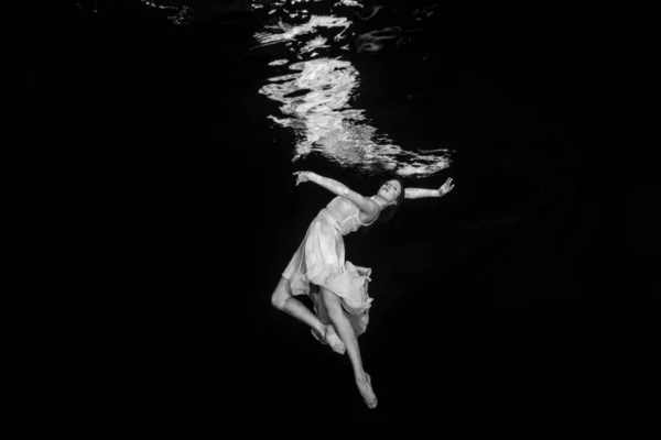 Une jeune ballerine danse sous l'eau — Photo