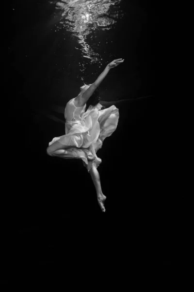 A young ballerina is dancing underwater — Stock Photo, Image