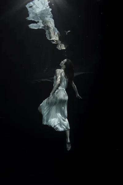 A young ballerina is dancing underwater — Stock Photo, Image