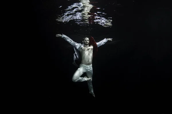 นักเต้นบัลเล่ต์ชายหนุ่ม โพสอยู่ใต้น้ํา — ภาพถ่ายสต็อก