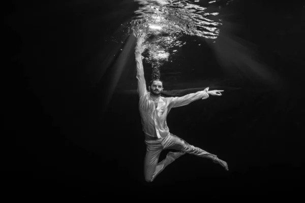 Eine junge männliche Balletttänzerin posiert unter Wasser — Stockfoto