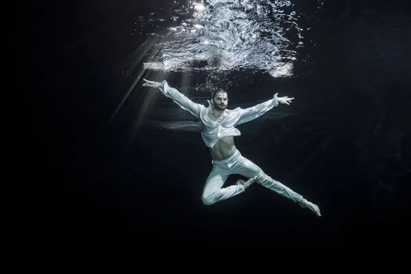 Een jonge mannelijke balletdanser poseren onderwater — Stockfoto